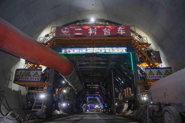 榜隧道贯通成都重庆至昆明旅行时间大幅缩短尊龙AG人生就是博渝昆高铁新进展：谢家(图1)