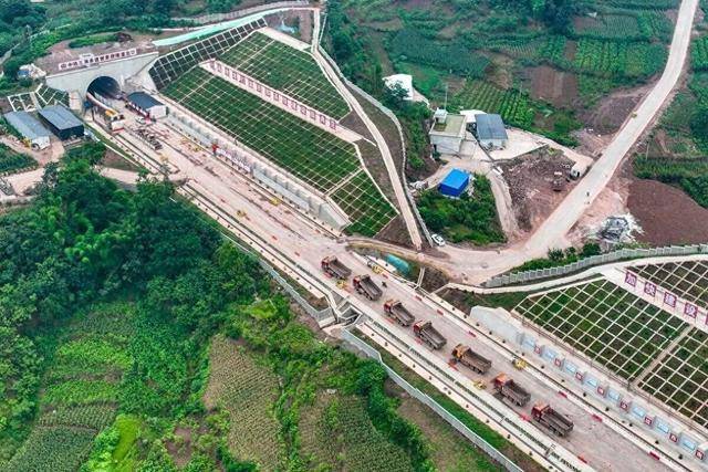 榜隧道贯通成都重庆至昆明旅行时间大幅缩短尊龙AG人生就是博渝昆高铁新进展：谢家(图3)