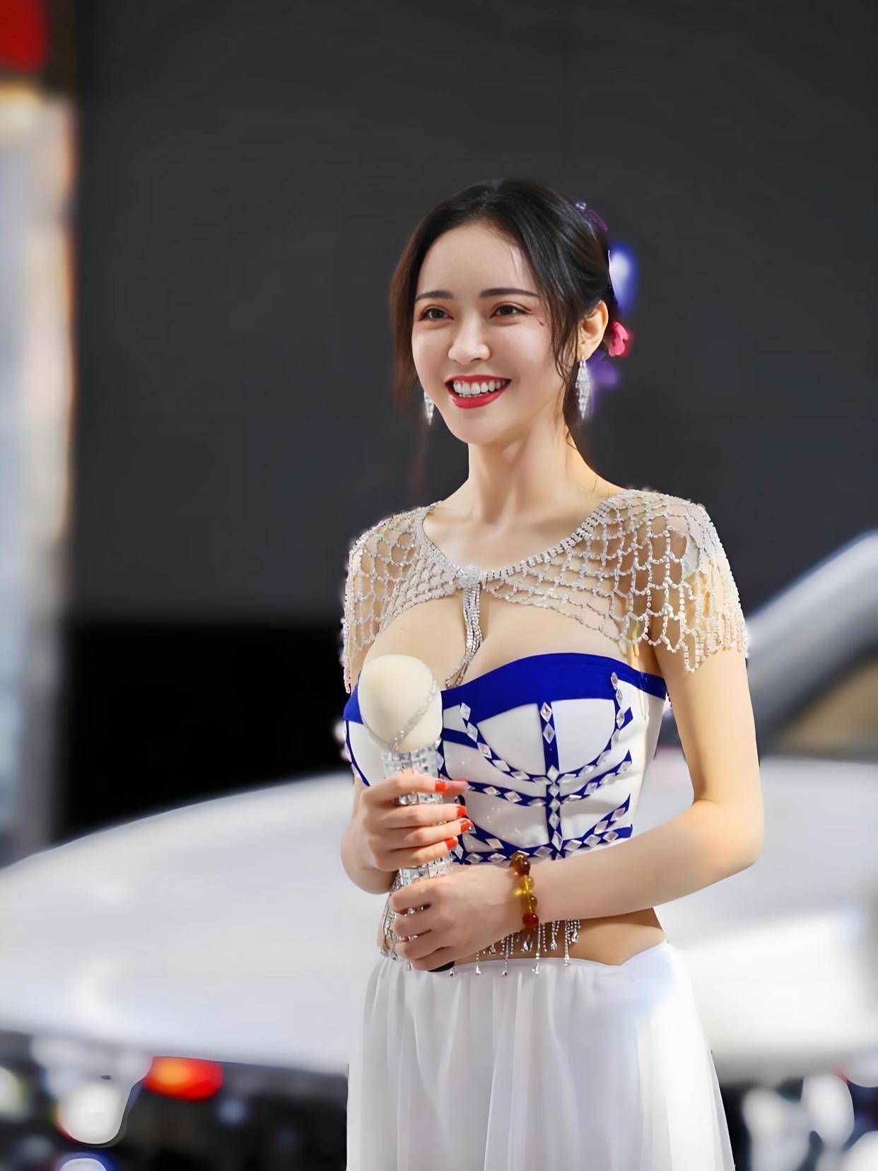 部电影这魔鬼身材不愧是模特出身！尊龙凯时APP潘春春最惊艳的3(图9)